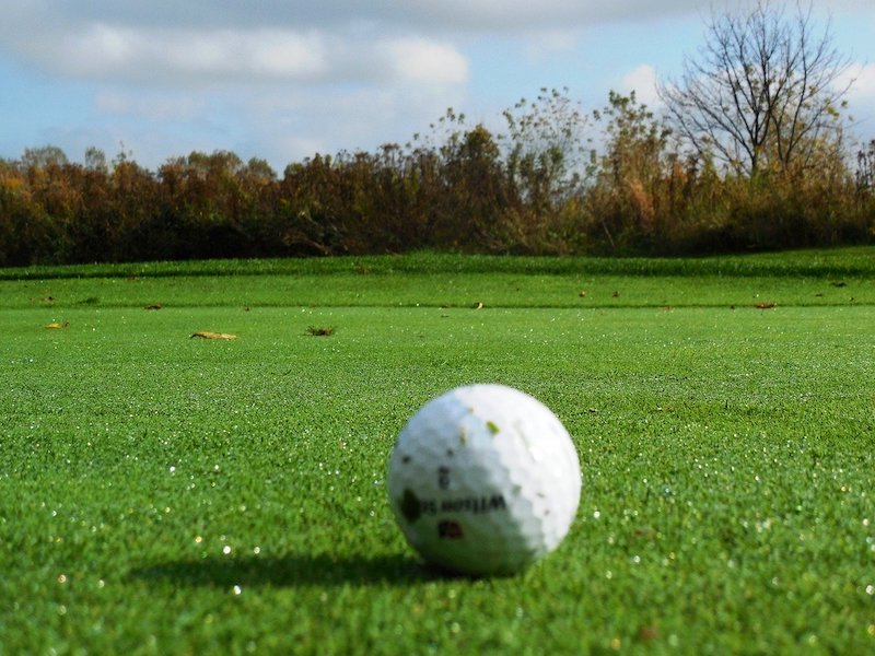 Golfboll på green